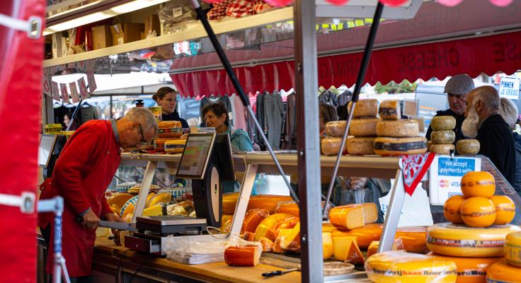 Markt met kraam met kaas